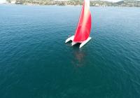 rød gennaker sejl hvid trimaran charter yacht blå hav